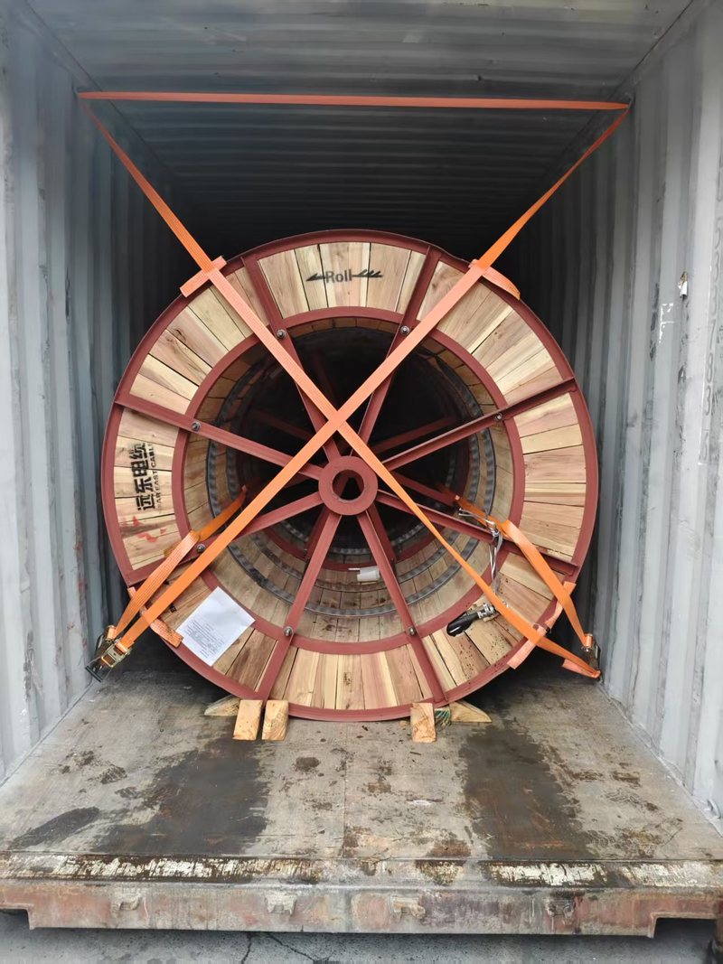 沙特电力建站电缆项目实拍:集装箱内的电缆盘、交叉绑带和底部木质挡块